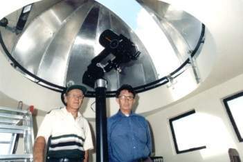 Dr. Paulo Peret, a esquerda, recebendo em seu observatório a visita do Capitão Basilio Baranoff do Centro Técnico Aeroespacial (CTA, São José dos Campos,SP)
